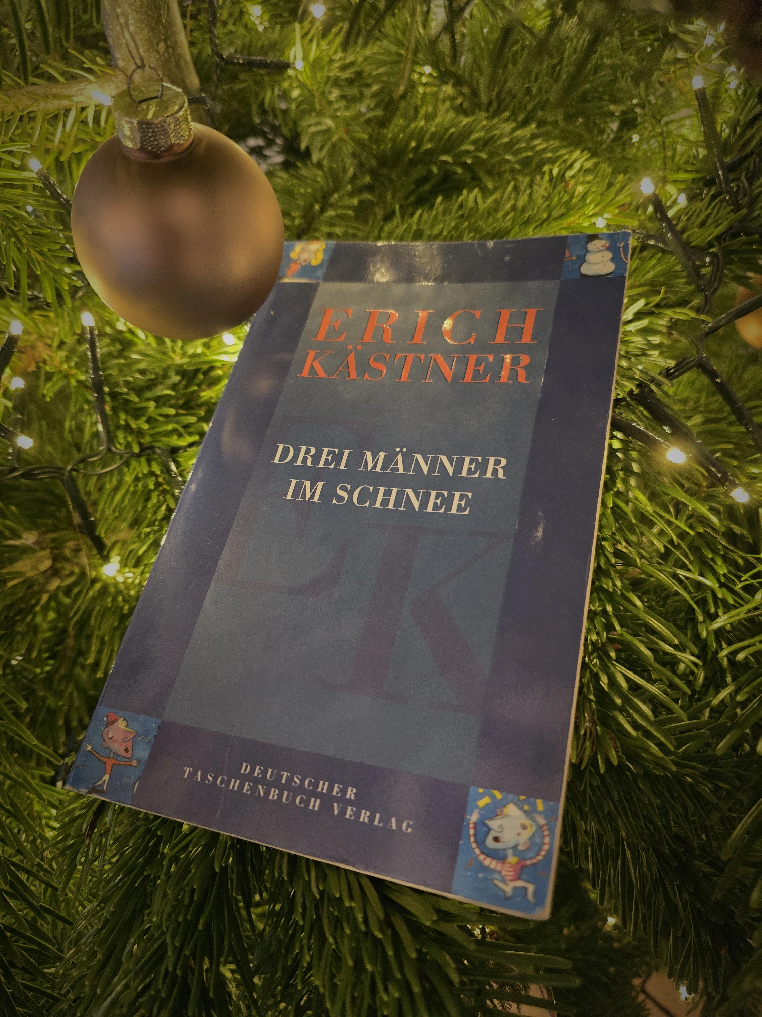 Beitragsbild zu „Buchempfehlung für lange Winterabende: Drei Männer im Schnee von Erich Kästner“